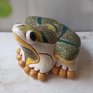 handgemachter Keramikfrosch, Froschfigur, Tierskulptur, Froschdekor, Froschliebegeschenk, geschnittener Frosch, Froschkunst,