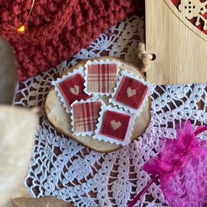 Lot timbres en tissus pour scrapbooking coeur amour rouge tartan