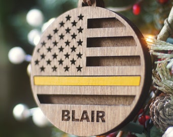 Dünne gelbe Linie benutzerdefinierte Verzierung, Dispatcher Geschenk, Ersthelfer, Dispatcher Flagge, benutzerdefinierter Name, Holzflagge, Weihnachtsverzierung