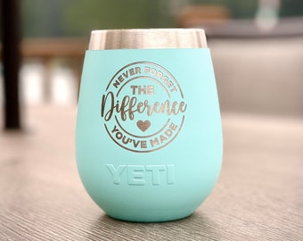 Anpassad Yeti-vinmugg - Yeti-pensionspresent - Yeti-lärarepresent - Personlig Yeti-mugg - Anpassad Yeti - Lasergraverad Yeti-vinmugg
