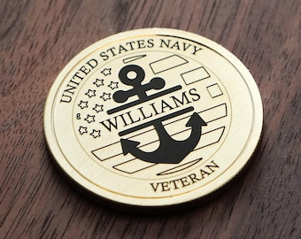 US Navy 2-Mann Münze - Messing Geschenk mit Gravur | Kundenspezifisches militärisches Andenken für Marineveteranen, Seeleute, Ruhestand oder Familientribut