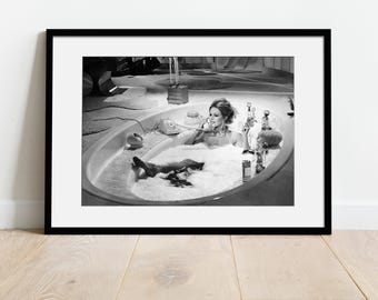 Photo d'art de Brigitte Bardot dans un bain moussant | Brigitte Bardot | Cadre en bois avec passe-partout