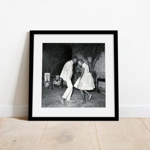 Fine Art-foto van de iconische Nuit de Noël-serie van Malick Sidibé - Happy Club-afdruk - houten lijst met passe-partout