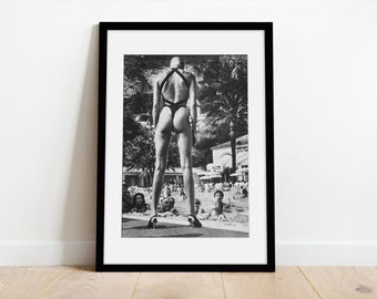 Fine Art-foto van Brigitte Nielsen - Brigitte Nielsen door Helmut Newton - Monte Carlo Beach Hotel - houten lijst met passe-partout
