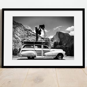 Fine Art-foto van Ansel Adams die Yosemite fotografeert vanaf het dak van zijn auto | Ansel Adams-print | Kunstgalerielijst