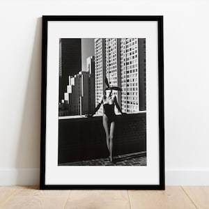 Kunstfoto von Elsa Peretti - Bunny von Helmut Newton. Beauty Fine Art print - Gerahmter Druck mit Passepartoutkarton