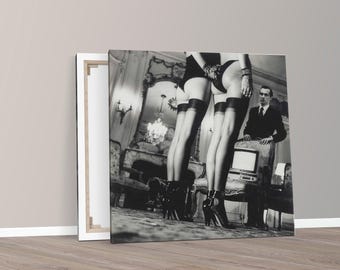 Zwart en wit, twee paar benen in zwarte kousen van Helmut Newton | Ingelijst of opgerold kunstcanva