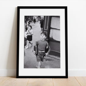 Fine Art Foto von Junge mit Flaschen Wein | Rue Mouffetard Druck | Henri Cartier Bresson Boy Wein | Berühmte & montierte Drucke