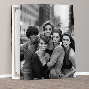 Può includere: Foto in bianco e nero di cinque donne in piedi insieme. Indossano tutte abiti diversi e hanno i capelli acconciati in modi diversi. La foto è stata scattata in un ambiente urbano.