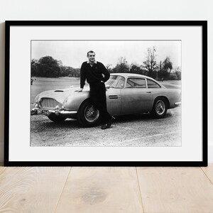 Foto artistica di Sean Connery nei panni di James Bond / Goldfinger / Aston Martin DB5 del 1964 / Stampe famose e montate
