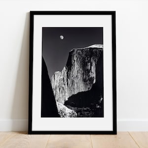 Fine Art-foto van Moon & Half Dome, Yosemite National Park | Ansel Adams-print | Houten lijst met passe-partout