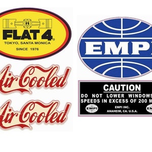 Könnte beinhalten: Ein Satz von fünf Vintage-Autoaufklebern. Die Aufkleber sind gelb, blau, rot und schwarz. Die Aufkleber zeigen den Text "FLAT 4", "EMPI", "Air Cooled" und "CAUTION DO NOT LOWER WINDOWS AT SPEEDS IN EXCESS OF 200 M.P.H.".