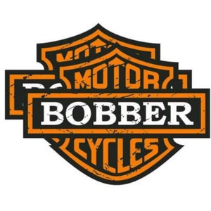 Może przedstawiać: Pomarańczowo-czarne logo z tekstem "BOBBER CYCLES" w białych literach. Logo to stylizowany herb z powtarzającym się tekstem "MOTOR" w warstwowym wzorze.