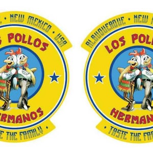 Peut inclure: Deux autocollants circulaires jaunes et bleus avec le texte "ALBUQUERQUE NEW MEXICO USA LOS POLLOS HERMANOS TASTE THE FAMILY" et une image de dessin animé de deux poulets portant des sombreros.