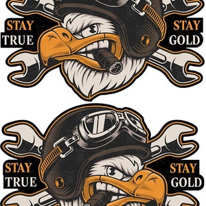 Peut inclure: Deux illustrations d'un aigle de dessin animé portant un casque de moto en cuir avec des lunettes et tenant un cigare. L'aigle porte un casque de moto en cuir avec des lunettes et tient un cigare. L'aigle est entouré de deux clés à molette croisées. Le texte "Stay True" et "Stay Gold" est de chaque côté de l'aigle.