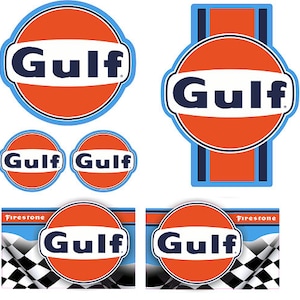 以下が含まれることがあります： ガルフオイルのロゴステッカーとデカールのコレクション。ロゴは、オレンジ色の中心、白い縁取り、ネイビーブルーの「Gulf」という文字が入った円形デザインです。一部のデザインには、青いストライプやチェッカーフラッグが含まれています。