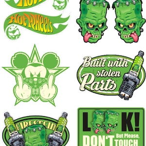 Könnte beinhalten: Ein Satz von acht grünen und gelben Aufklebern mit einem Frankenstein-ähnlichen Monster, einer Mickey Mouse-ähnlichen Figur und dem Text "Hot Wheels", "Gebaut mit gestohlenen Teilen" und "Schau! Aber bitte, nicht anfassen".