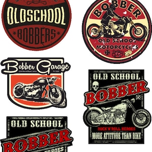 Può includere: Quattro adesivi in ​​stile vintage a tema motociclistico con disegni in rosso, nero e bianco. Gli adesivi presentano le parole "Old School Bobber" e "Rock 'n' Roll Heroes".