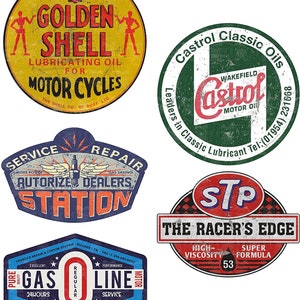 Può includere: Cinque cartelli in metallo in stile vintage con un aspetto usurato. I cartelli pubblicizzano l'olio lubrificante Golden Shell per motociclette, gli oli Castrol Classic, una stazione di servizio, un distributore di benzina e STP The Racer's Edge.