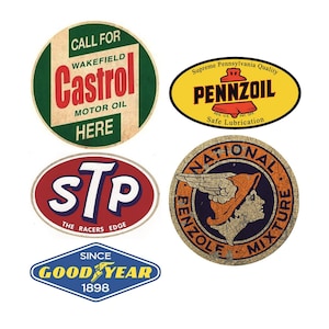 Puede incluir: Cinco pegatinas de logo vintage relacionadas con el automóvil. Las pegatinas son redondas y ovaladas con varios colores y diseños. Los logotipos incluyen Castrol, STP, Pennzoil, National Penzole Mixture y Goodyear.