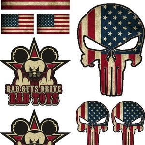 Può includere: Un set di cinque adesivi a tema bandiera americana. Due adesivi mostrano un personaggio di Topolino che fa il dito medio con il testo "Bad Guys Drive Bad Toys". Due adesivi mostrano un teschio di Punisher con il design della bandiera americana. Un adesivo mostra una grande bandiera americana.