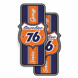 Peut inclure: Deux autocollants de style vintage avec un design en forme de bouclier. Le bouclier présente le texte "Gasoline 76" en bleu sur fond orange. Les autocollants ont des rayures bleues et orange avec le texte "Garage" et "Service" sur l'autocollant de gauche et "Garage" et "Service" sur l'autocollant de droite.