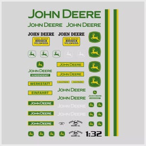 Puede incluir: Una hoja de calcomanías John Deere en verde, amarillo y blanco. Las calcomanías incluyen el logotipo de John Deere, texto y varios gráficos. El texto incluye "Custom Powr-Trol", "Kundendienst", "Werkstatt" y "Einfahrt". La imagen también incluye una marca de escala 1:32.