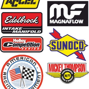 Può includere: Una collezione di otto loghi colorati per marchi di ricambi e accessori per auto, tra cui Accel, Edelbrock, Magnaflow, Holley, Sunoco, Mickey Thompson e American Racing Equipment.