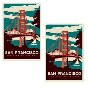 Könnte beinhalten: Zwei Vintage-Reiseposter mit der Golden Gate Bridge in San Francisco. Die Poster haben ein rot-weiß-blaues Farbschema und zeigen den Text "San Francisco - The City by the Bay."