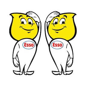 Può includere: Due personaggi dei cartoni animati, ognuno con una testa gialla a forma di lacrima, che indossano tute bianche e salutano. I personaggi hanno volti sorridenti e la parola "Esso" in un cerchio rosso sul petto.