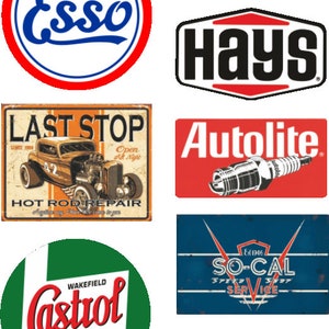 Può includere: Una collezione di cartelli in metallo in stile vintage con vari marchi e servizi automobilistici. I cartelli sono rossi, blu, verdi e arancioni con lettere bianche. I cartelli includono i loghi di Esso, Hays, Autolite, Castrol e So-Cal Speed Shop.