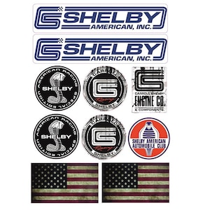 Può includere: Un set di 10 adesivi in stile vintage con il logo Shelby American, tra cui un serpente, le parole "Shelby American" e le parole "Carroll Shelby Engine Co.". Gli adesivi sono in nero, bianco, rosso e blu.