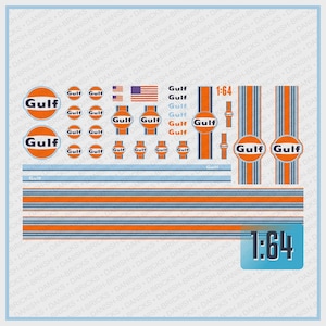 Pode incluir: Uma folha de decalques de corrida Gulf em laranja, azul e branco. A folha inclui vários logotipos da Gulf, listras e o número "1:64". Os decalques são projetados para modelos de carros e apresentam o logotipo da Gulf Oil.