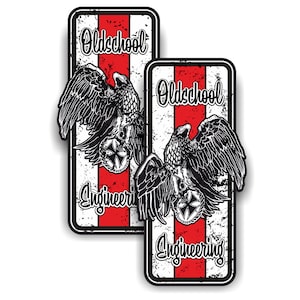 Könnte beinhalten: Zwei schwarz-weiße Aufkleber mit einem abgenutzten Look. Jeder Aufkleber zeigt ein rot-weiß-schwarzes amerikanisches Flaggen-Design mit einem Adler, der ein Rad hält. Der Text "Oldschool Engineering" befindet sich auf jedem Aufkleber.