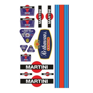 Può includere: Un set di adesivi per auto da corsa vintage con il logo Martini Racing in varie dimensioni e stili. Gli adesivi sono stampati su carta bianca e includono il logo Rothmans Racing.