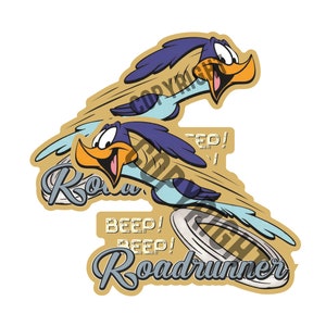 Puede incluir: Una pegatina de estilo vintage con el personaje de dibujos animados Road Runner. El Correcaminos está representado corriendo con un rastro de polvo detrás. La pegatina tiene las palabras "Beep! Beep! Road Runner" en una fuente retro.