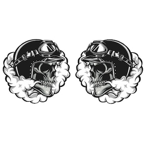 Puede incluir: Dos ilustraciones de cráneos en blanco y negro que llevan cascos de moto con gafas y rodeados de humo.