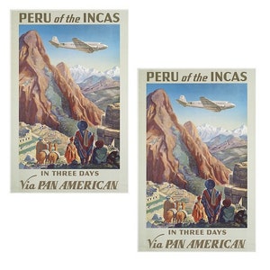 Könnte beinhalten: Zwei Vintage-Reiseposter, die eine Reise nach Peru bewerben. Beide Poster zeigen eine Bergkette, ein Flugzeug, das über ihnen fliegt, und den Text "PERU of the INCAS" in goldener Schrift. Der Text "IN THREE DAYS" und "Via PAN AMERICAN" ist ebenfalls auf beiden Postern enthalten.