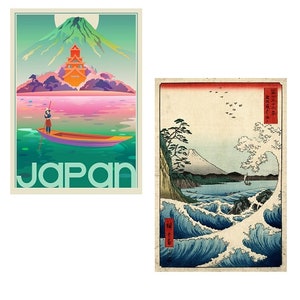 Könnte beinhalten: Zwei Vintage-Reiseposter für Japan. Das erste Poster zeigt einen rosafarbenen See mit einem Berg im Hintergrund und einer Person in einem Boot. Das zweite Poster zeigt einen traditionellen japanischen Holzschnitt einer Welle, die an einer felsigen Küste gegen Mount Fuji bricht.