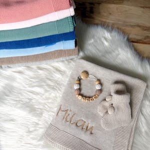 Babydecke Strickdecke mit Namen und Schnullerkette