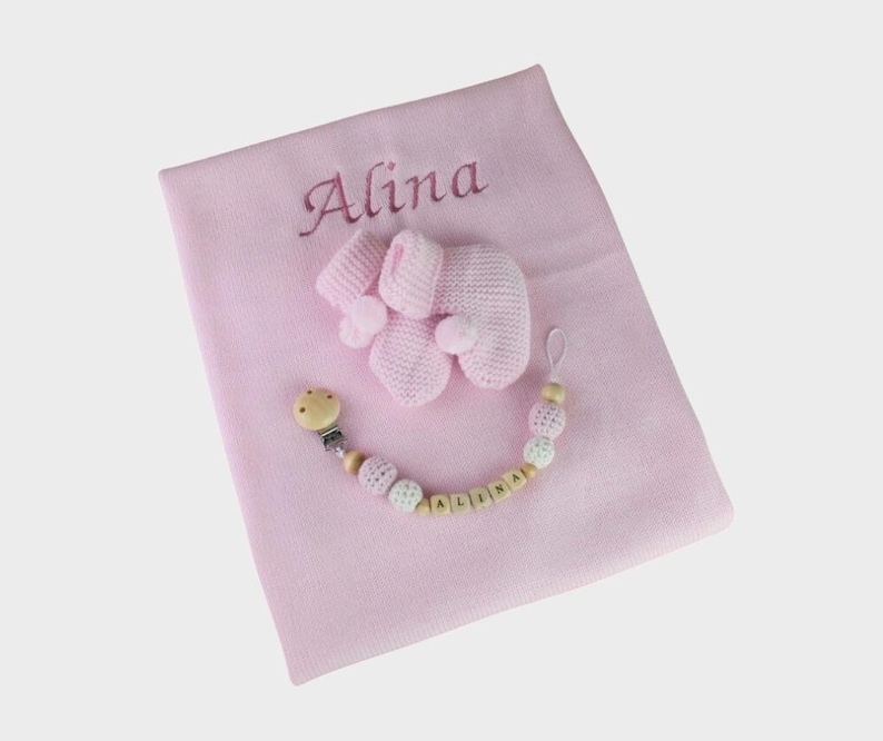 Baby blanket personalized with shoes and pacifier chain Pink