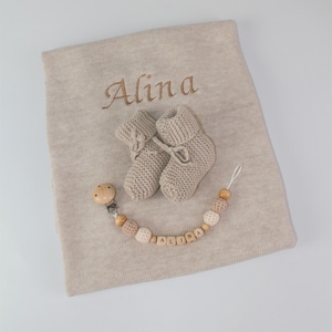 Baby blanket personalized with shoes and pacifier chain Beige