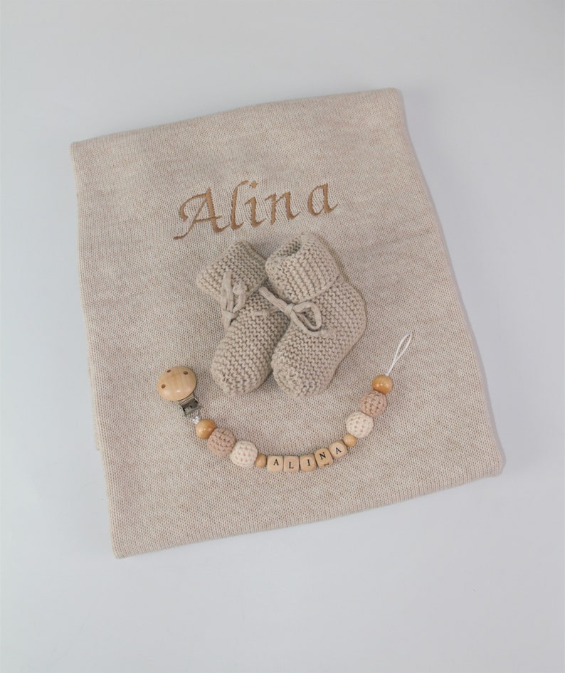 Baby blanket personalized with shoes and pacifier chain Beige