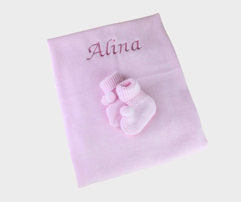 Strickdecke Babydecke mit Wunschnamen bestickt Rosa