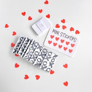 10 mini enveloppes XOXO et cartes vierges avec de petits autocollants coeur, des mots d'amour pour la Saint-Valentin pour le partenaire, des messages de boîte à lunch, une idée de pot de rendez-vous
