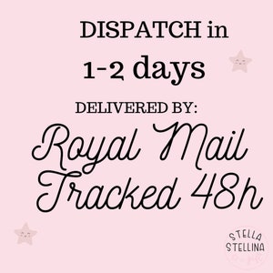 K&ouml;nnte beinhalten: Rosafarbener Hintergrund mit wei&szlig;em Text, der "DISPATCH in 1-2 days DELIVERED BY: Royal Mail Tracked 48h" lautet. Auf beiden Seiten des Textes befinden sich zwei wei&szlig;e Sterne mit schwarzen Augen und einem L&auml;cheln.