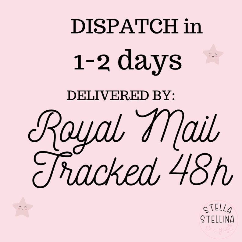 K&ouml;nnte beinhalten: Rosafarbener Hintergrund mit wei&szlig;em Text, der "DISPATCH in 1-2 days DELIVERED BY: Royal Mail Tracked 48h" lautet. Auf beiden Seiten des Textes befinden sich zwei wei&szlig;e Sterne mit schwarzen Augen und einem L&auml;cheln.