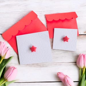 Petite ou mini carte d'amour avec une étoile heureuse en origami rouge, une pensée pour vous maman, jolie carte de voeux 3D faite main, cadeau de Saint-Valentin pour partenaire