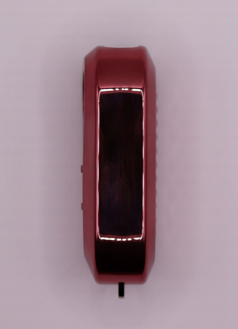Puede incluir: Un llavero de coche rojo con una pantalla rectangular negra.