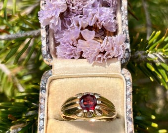 Vintage 9ct Yellow Gold Garnet unisex Solitaire Ring - Sheffield 1999